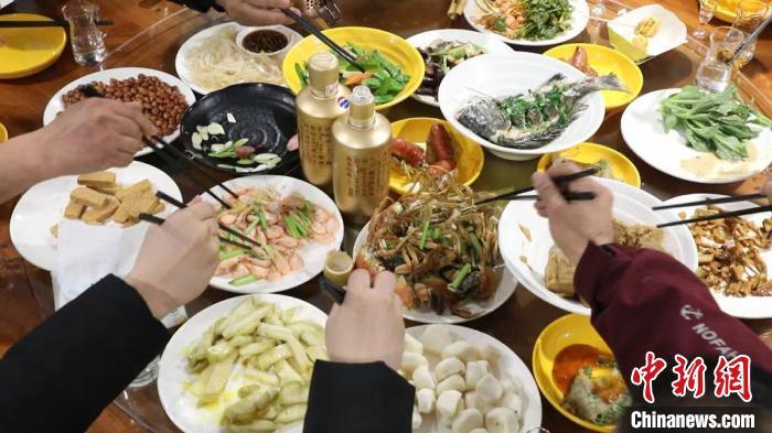 留玉環(huán)過年臺胞們的年夜飯?！堹L鶯 攝